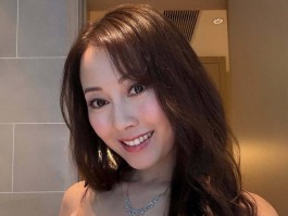 香港知名女星秀丰满身材险走光被指修图严重真人和照片两个样