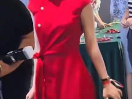 全场只有她当真了！迪丽热巴听到周星驰女儿瞬间瞳孔地震徐娇红裙起身全场泪目